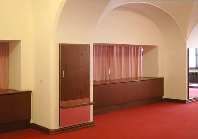 Garderobe, Untere Wandelhalle
