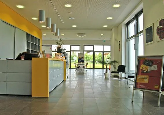 Foyer mit Blick zur Cafeteria