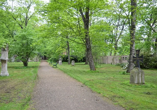 Alter Johannisfriedhof Leipzig, IV. Abteilung mit Friedhofsmauer am Täubchenweg