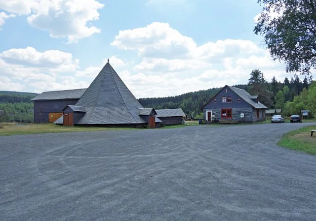 Blick von der Doppelspalthütte über den Zechenplatz zu Göpel und Besucherzentrum