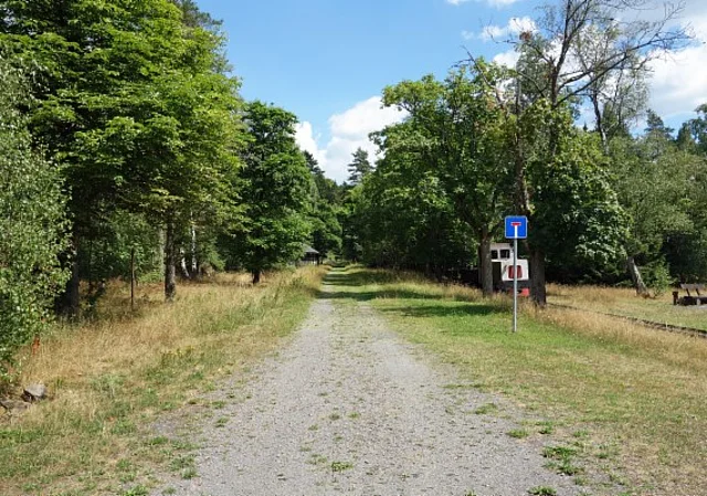 Zugang Waldweg mit totem Gleis