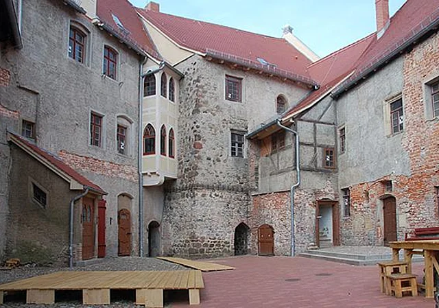 Burghof mit Wohnhaus, Wohnturm und ehemaligem Amtshaus (mit Kulissenaufbau), Nordost