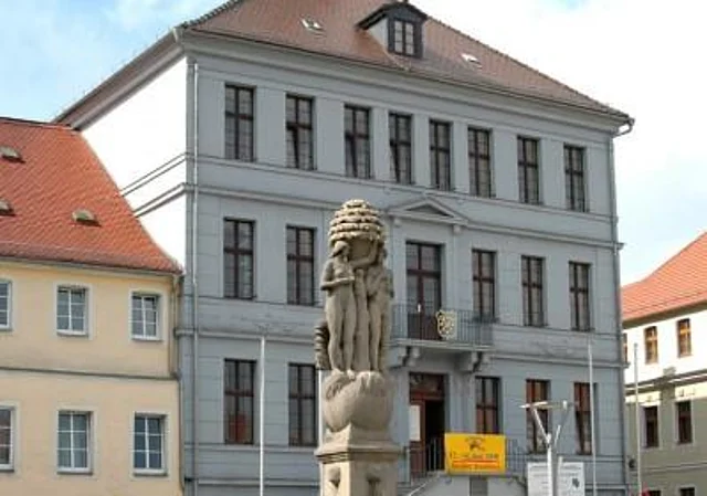 Rathaus, davor Paradiesbrunnen