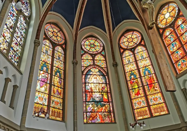 Glasfenster hinter Altar