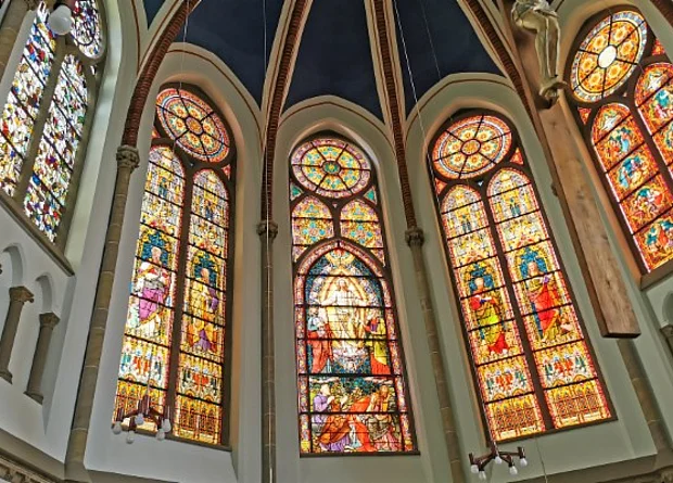 Glasfenster hinter Altar 