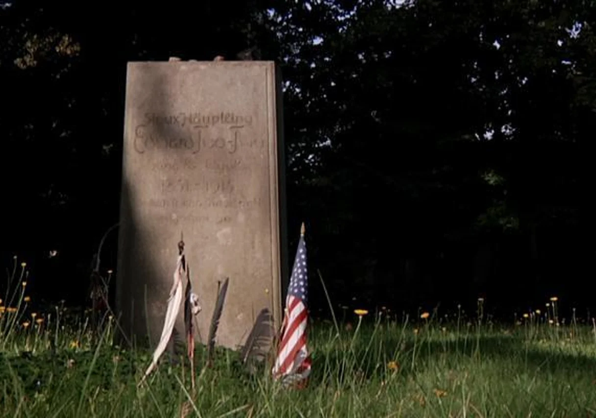 Neuer Katholischer Friedhof Dresden, Grab von Edward Two Two