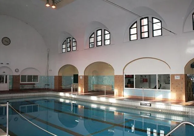 Schwimmhalle