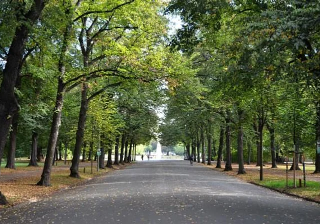 Clara-Zetkin-Park, Anton-Bruckner-Allee