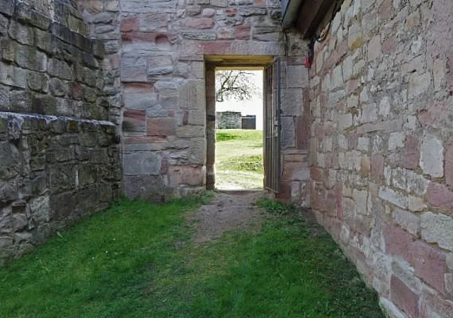 Durchgang Schlossmauer