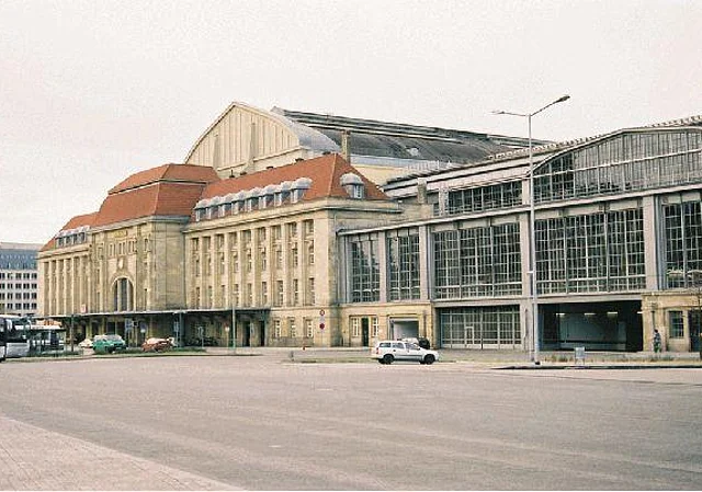 Ostseite, Eingang