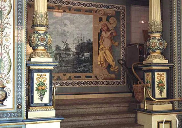 Bistro, Treppe, Säulen
