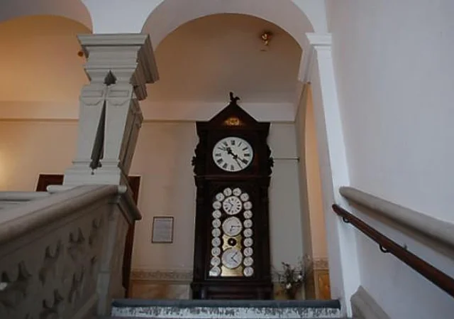 Haupttreppenhaus mit der Kunstuhr im 1.OG