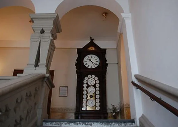 Haupttreppenhaus mit der Kunstuhr im 1.OG 