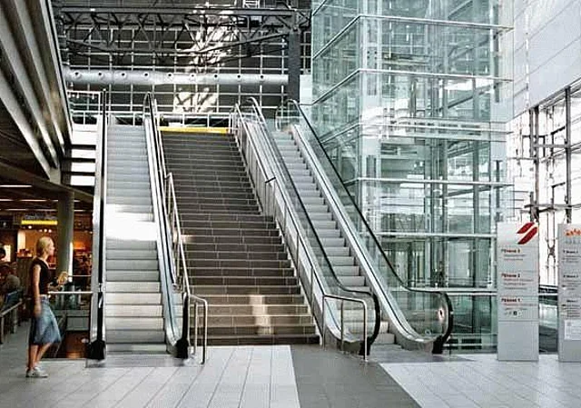 Flughafenhalle, Rolltreppen