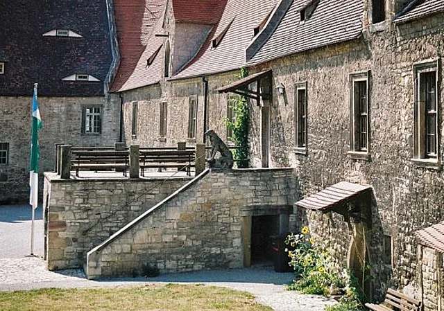 Kernburg: nördlicher Galerieflügel nach Westen