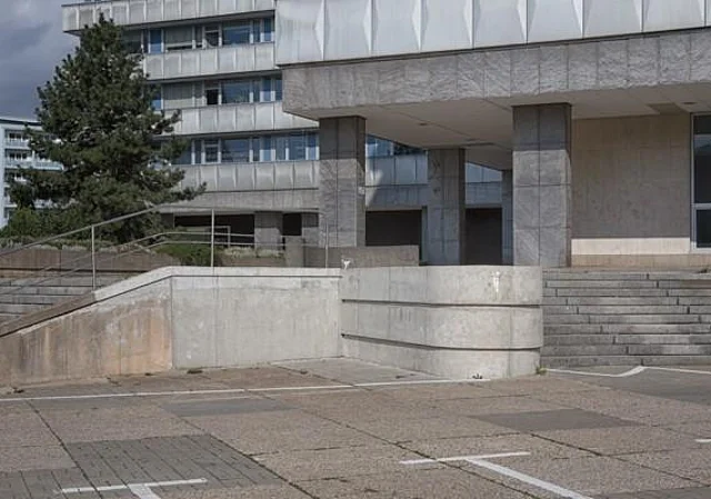 Eingang Bürohaus mit Parkplatz