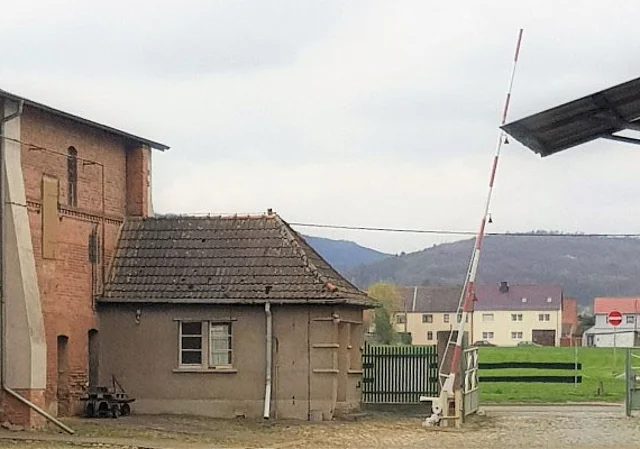 Pförtnerhäuschen mit Schranke