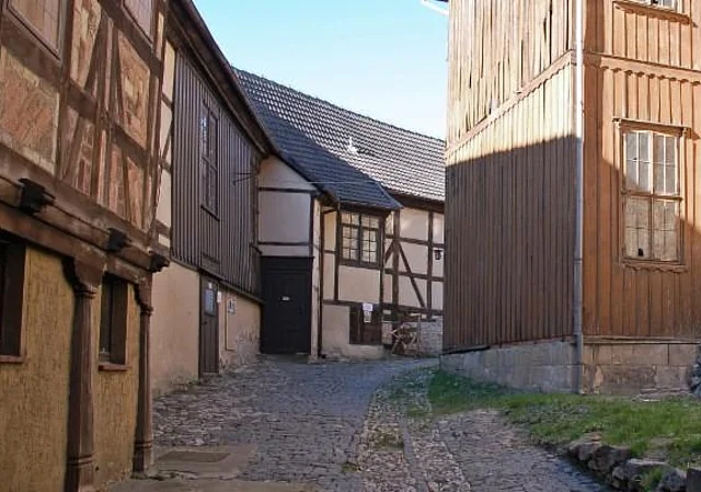 Nebenhof mit Handwerkerhäusern nach Westen