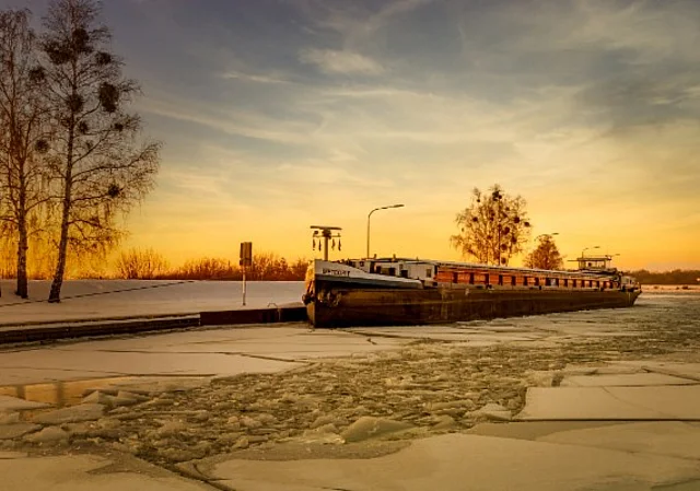 Schiffshebewerk Rothensee vereist im Winter mit Schiff