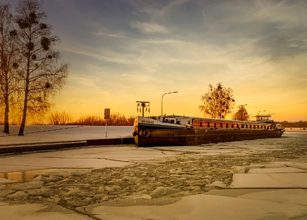 Schiffshebewerk Rothensee vereist im Winter mit Schiff 