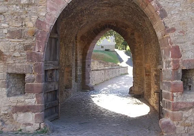 Blick von der Vorburg auf die Brücke am Westtor
