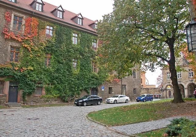 Vorhof nach Nordwest