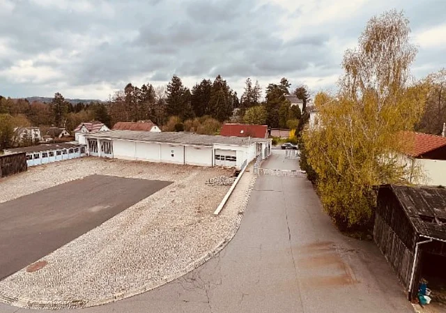 Alte Schokoladenfabrik Oderwitz, Blick aus dem Verwaltungsgebäude auf die Zufahrt, den Flachbau / ehemaliger Fabrikverkauf) und die Garagen