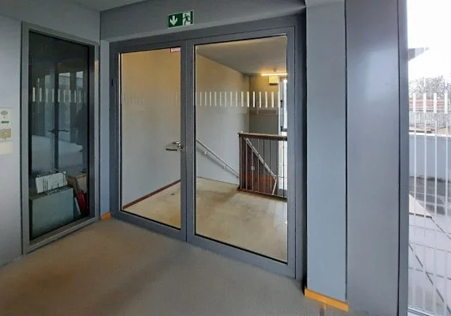 Tür zum Treppenhaus