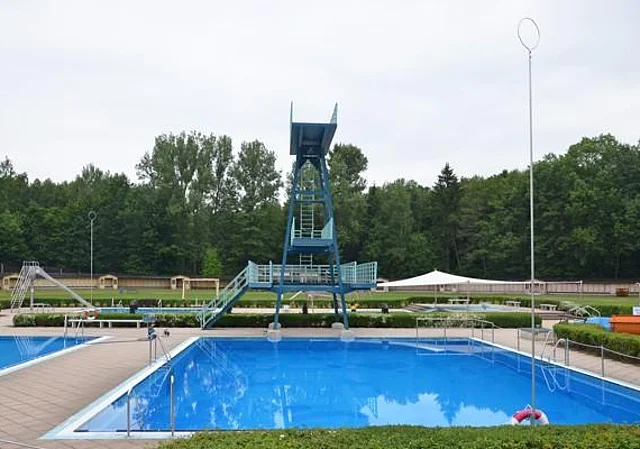 Blick zum 10m-Sprungturm