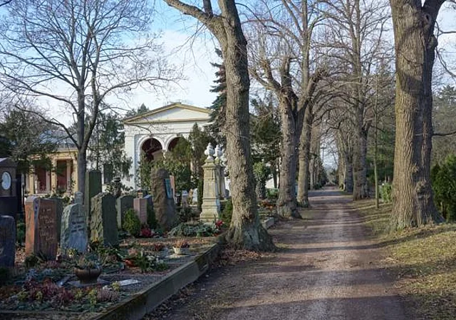 Querachse hinter dem Kolumbarium