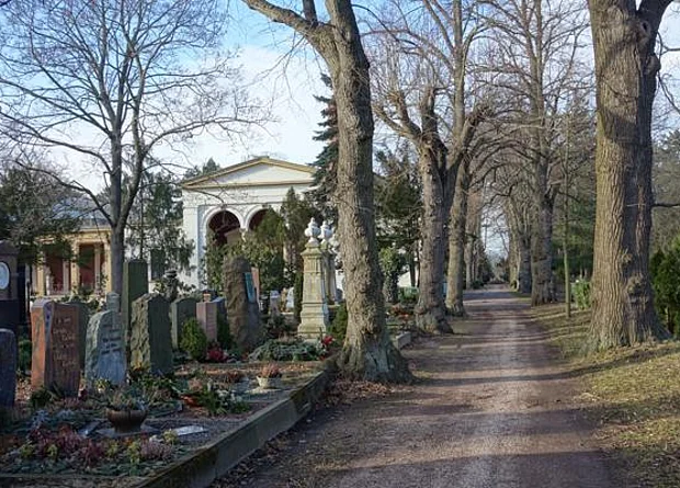 Querachse hinter dem Kolumbarium 