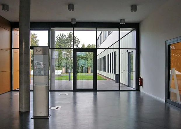 Foyer mit Austritt zum Innenhof 