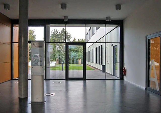 Foyer mit Austritt zum Innenhof