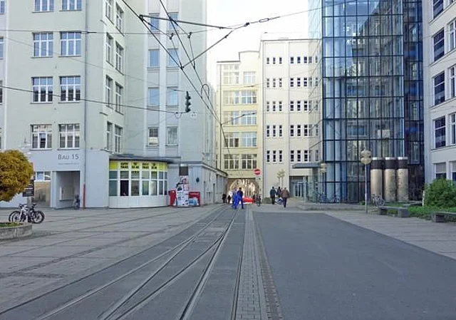 Ostflügel mit Durchgang Leutragraben