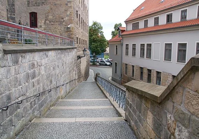 Treppe am Domplatz nach Westen