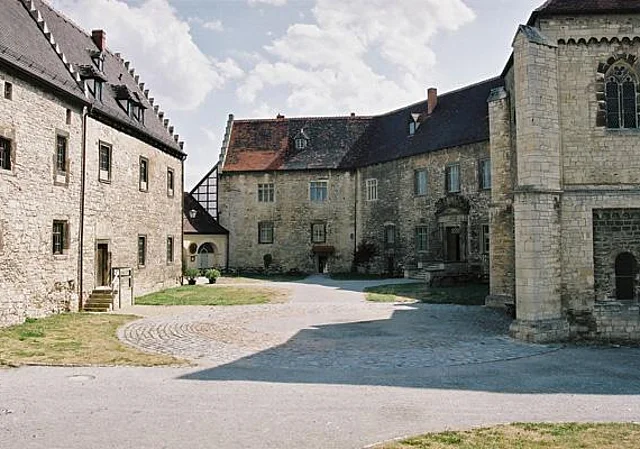 Kernburg: Küchenmeisterei, Remise, Fürstenbau und Kapelle nach Süden