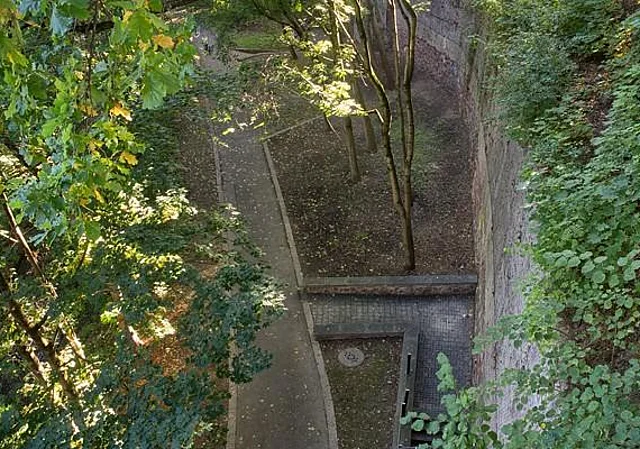 Blick vom Aussichtspunkt auf den Weg am Kappelbach