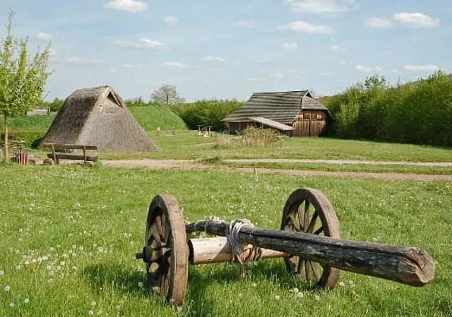 Bereich "Wehrtechnik", Blick zu Grubenhaus und Wohnhaus