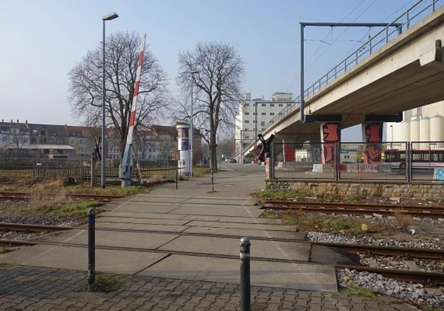 Magdeburger Allee, Bahnübergang Hohenwindenstraße