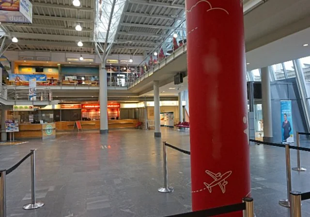 Blick vom Check-In in die Halle