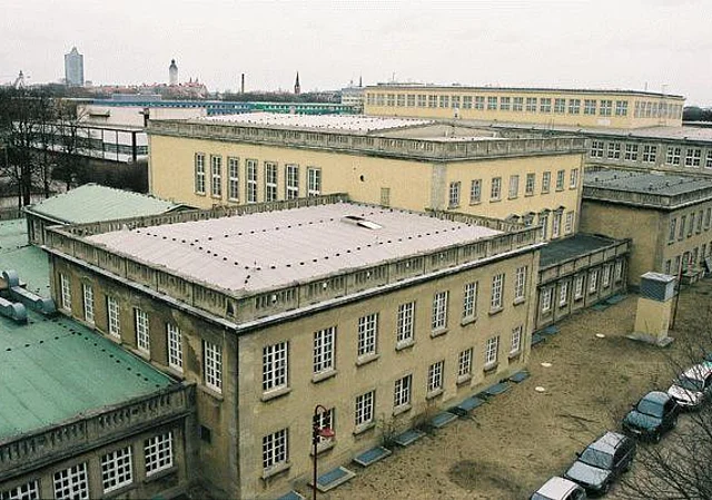 Blick vom Aussichtspunkt zum Sporthallen- und Vorlesungsgebäude
