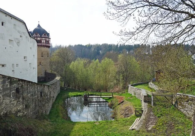Wehrmauer und Teich
