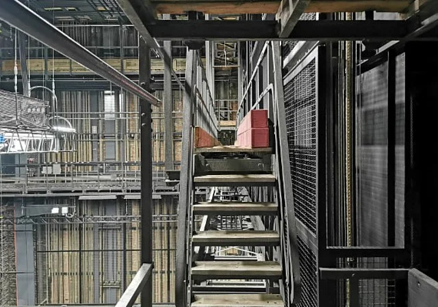Bühne Treppe zur seitlichen Balustrade