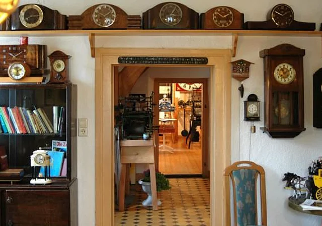 Blick vom Museumscafé in den 1. Ausstellungsraum, EG