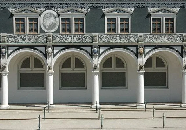 toskanische Säulen mit Geweihen, Gehörnen und Wappen