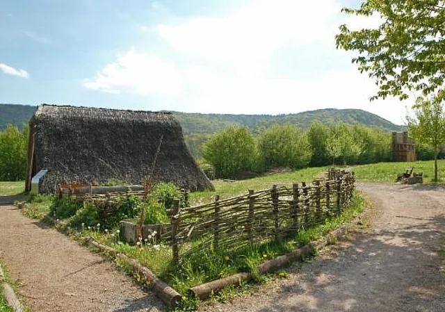 Grubenhaus mit Garten