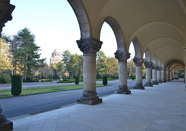 Südfriedhof Leipzig, Säulengang, Blick zum Völkerschlachtdenkmal