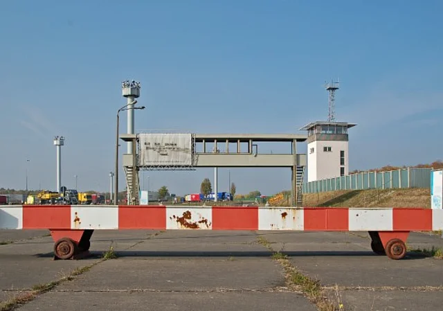 Rollschranke, Beschauerbrücke und Kommandoturm