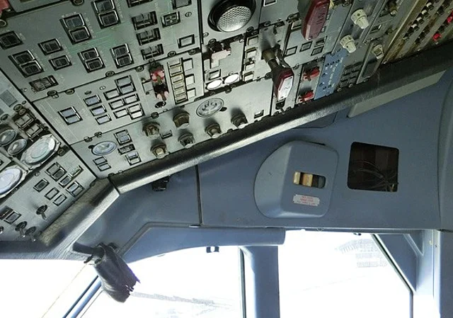 Airbus A310, Cockpit