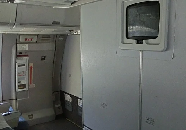 Airbus A310, Economy Class, Notausgang Mitte, Übergang zwischen beiden Economy-Bereichen